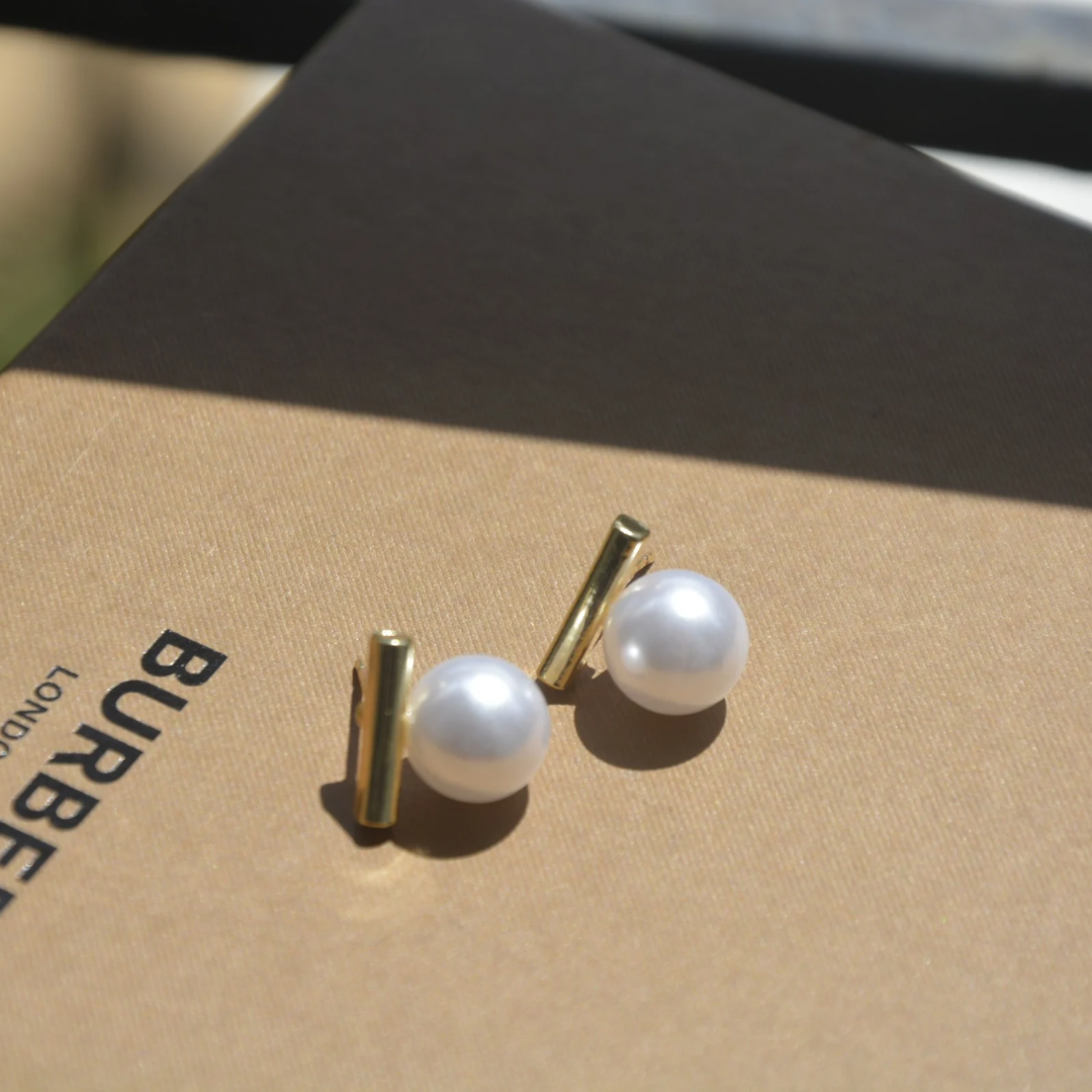 Pair of imitation pearl Studs